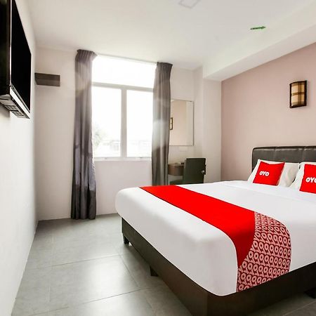Oyo 89631 988 Hotel Johor Bahru Bagian luar foto