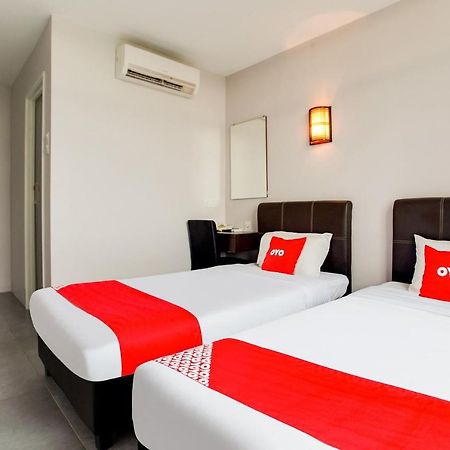 Oyo 89631 988 Hotel Johor Bahru Bagian luar foto