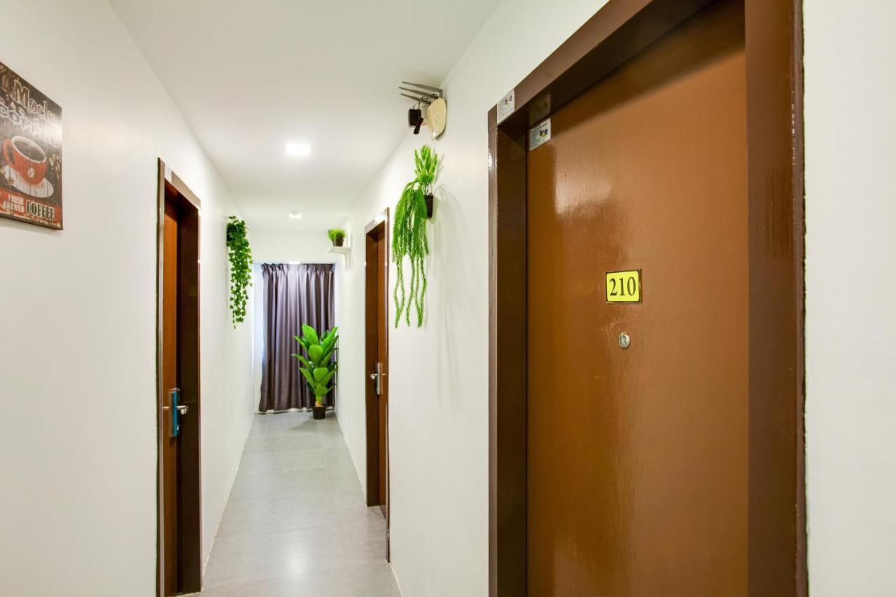 Oyo 89631 988 Hotel Johor Bahru Bagian luar foto