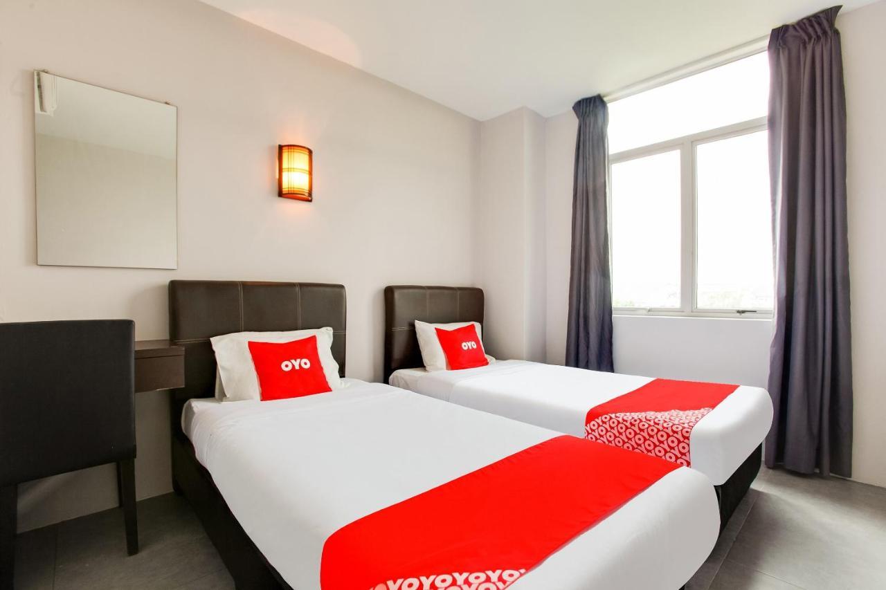 Oyo 89631 988 Hotel Johor Bahru Bagian luar foto