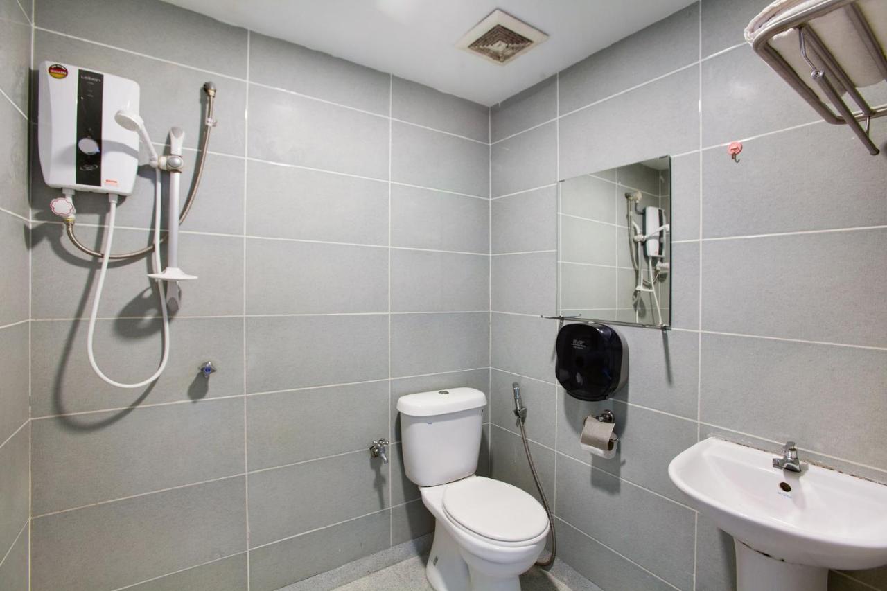 Oyo 89631 988 Hotel Johor Bahru Bagian luar foto